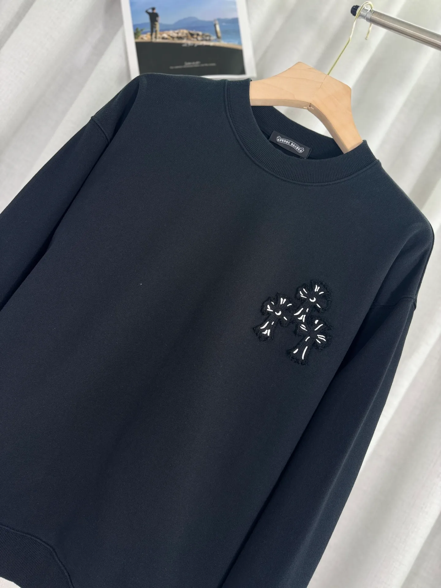 P260 top version, real shot without P, ​​different from market currency) 𝗖𝗵𝗿𝗼𝗺𝗲 𝗛𝗲𝗮𝗿𝘁𝘀/Cro Heart 2025 washed patch embroidery autumn and winter new original single counter American laser burnt 3D three-dimensional color embroidered couple casual sweatshirt 👑The highest version! Customized fabric 420g tripe terry fabric! American acid-washed and distressed original fabric laser burnt ✟appliqué embroidery and exquisite embroidery of letters! The best-selling model in the counter, very comfortable to wear. Accessories: original molded and authenticated collar label➕100% silk wash label. Genuine purchase-grade original hangtag➕matching hanging rope➕3D hanging beads➕original packaging bag. Craftsmanship: The original version has consistent wiring! The highest version of the armhole matching technique! Color: White Black Size: S M L XL Style No.: 25-303